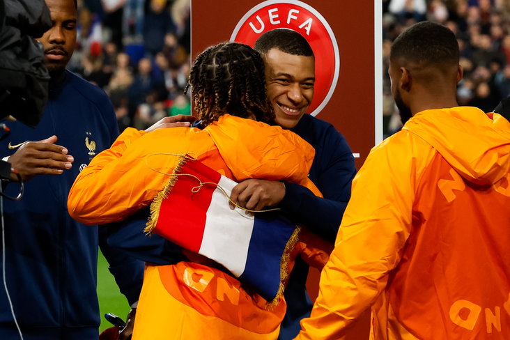 Xavi Simons omhelst Kylian Mbappe
