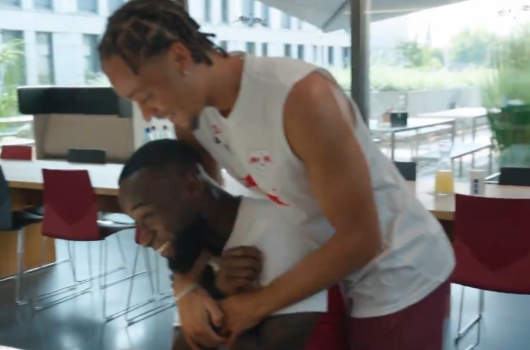 Xavi Simons verwelkomt Lutsharel Geertruida