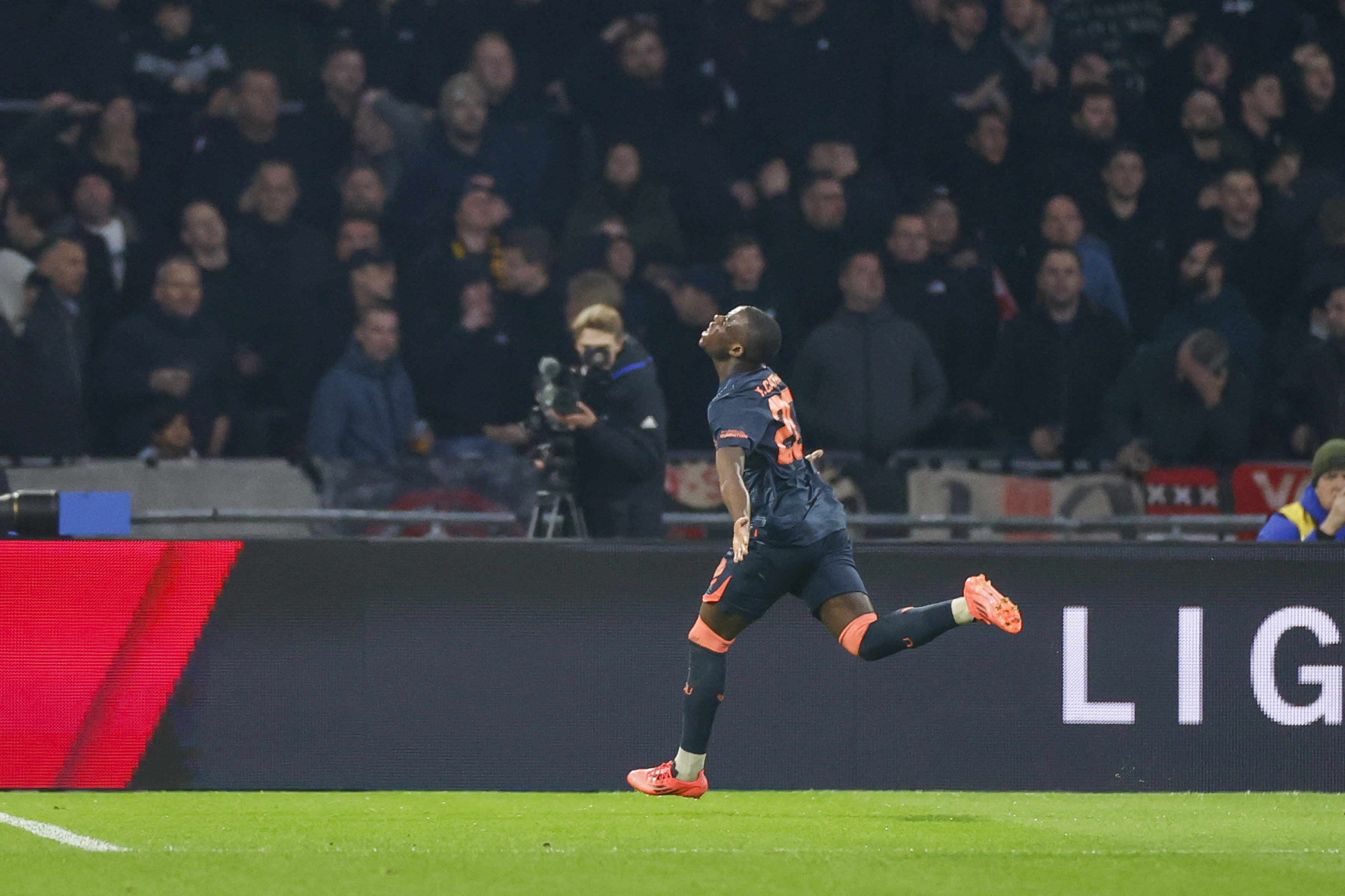 Yoan Cathline viert een goal in de Aren A