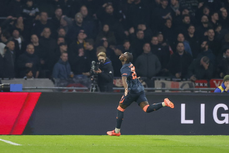 Yoan Cathline viert een goal in de Aren A