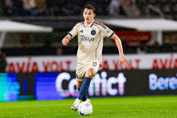 Youri Baas aan de bal in Almelo