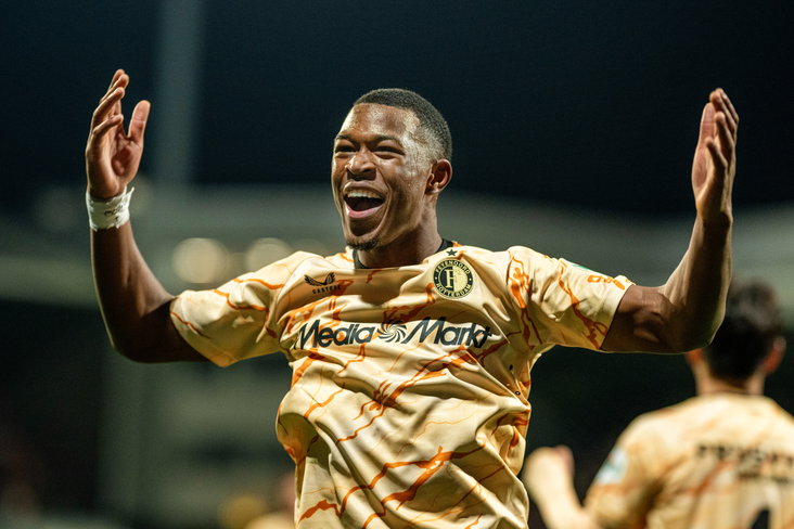 Zépiqueno Redmond juicht na een goal voor Feyenoord