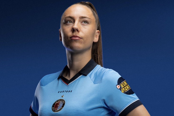 Zera Hulswit in het nieuwe uitshirt van Feyenoord