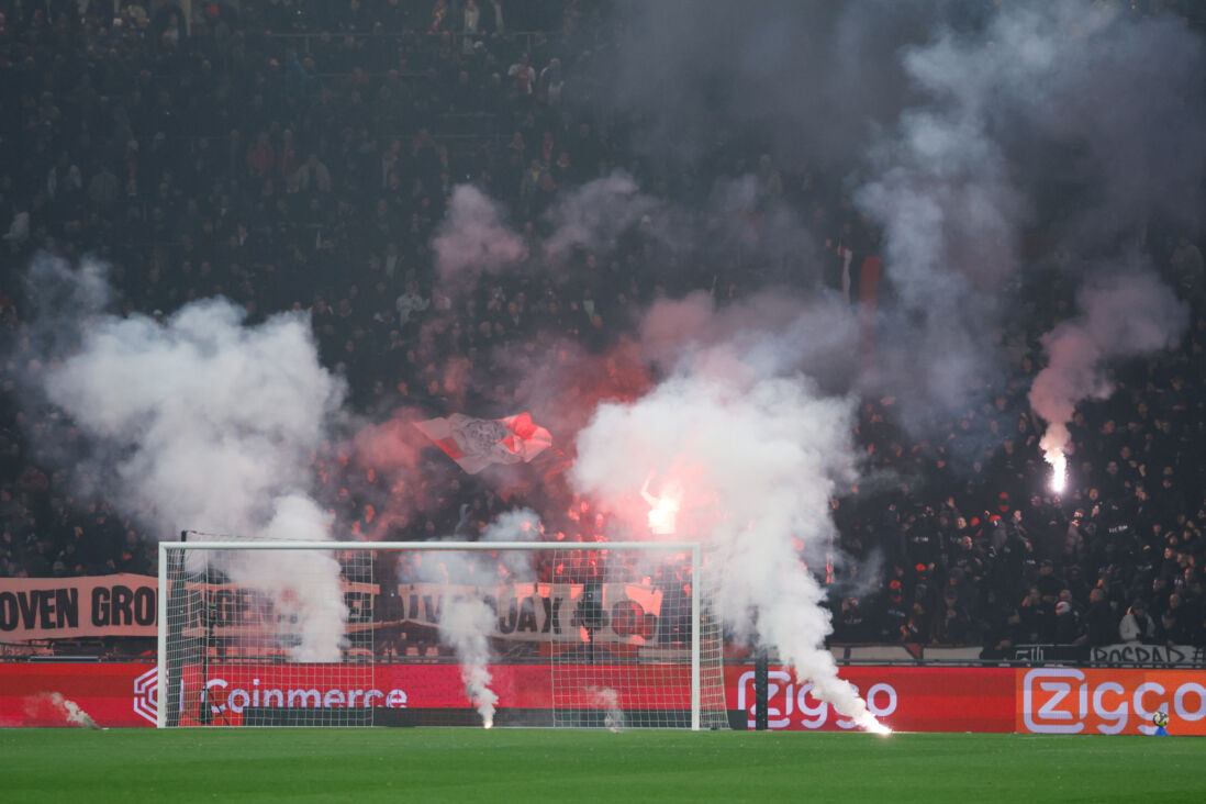 Fakkels op het veld bij Ajax - FC Groningen