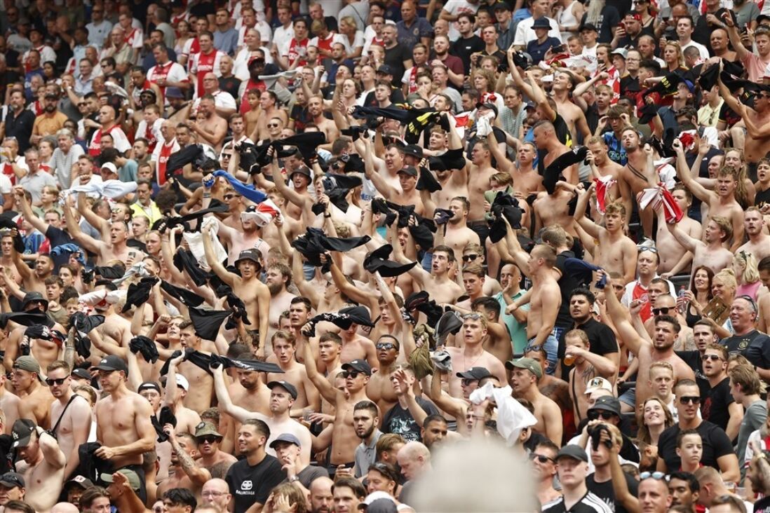 Ajax-fans hebben het warm in de Johan Cruijff Arena.