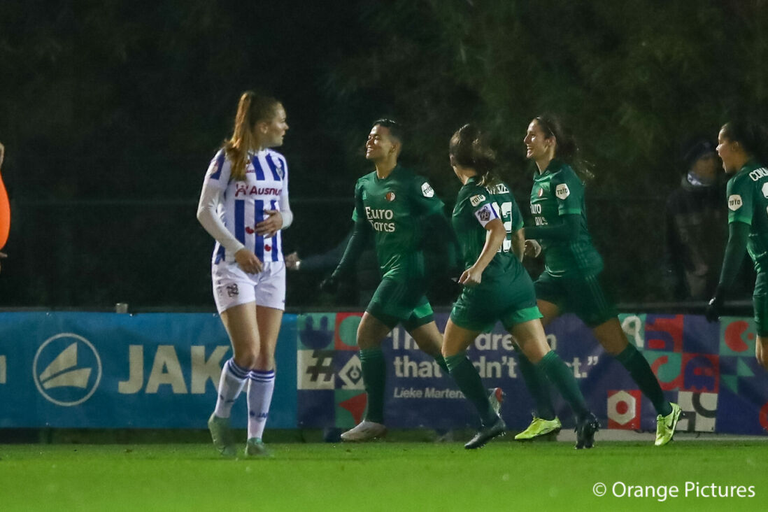 Feyenoord Vrouwen viert feest na een goal tegen SC Heerenveen