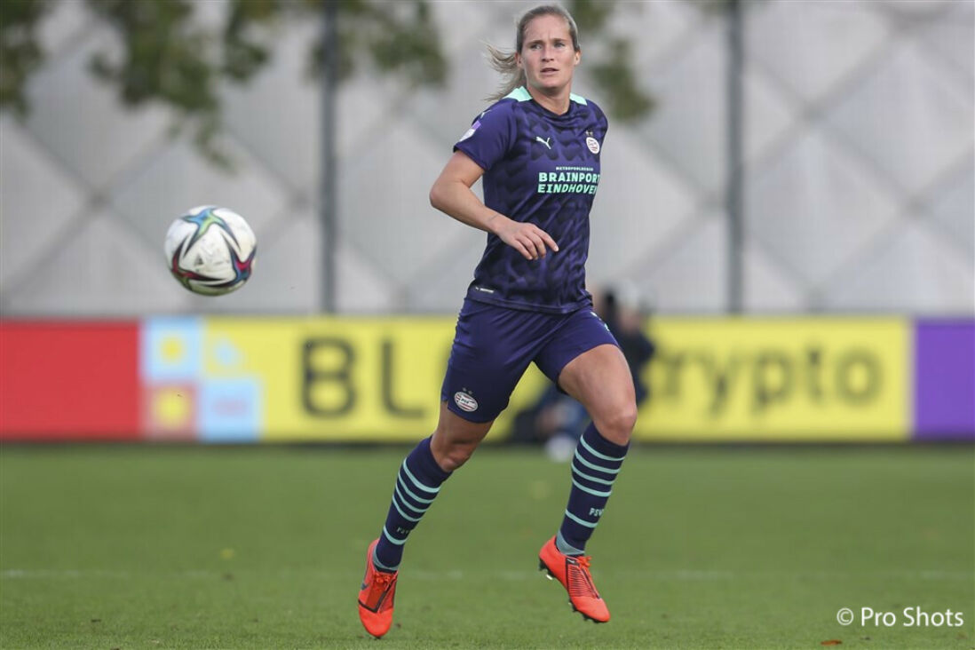desiree van lunteren in een uitduel met PSV.jpg