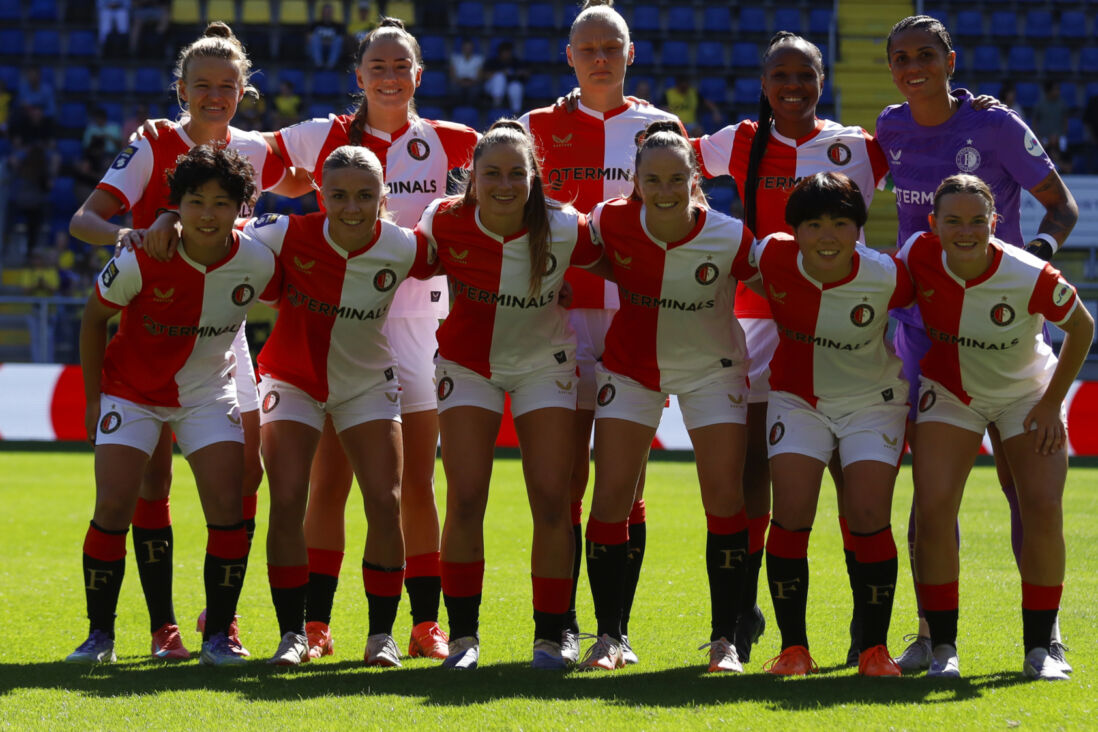 Het elftal van Feyenoord voor de wedstrijd tegen NAC Breda