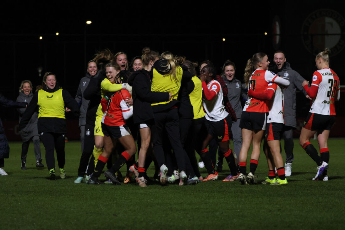 Feyenoord viert feest na de late gelijkmaker tegen PSV