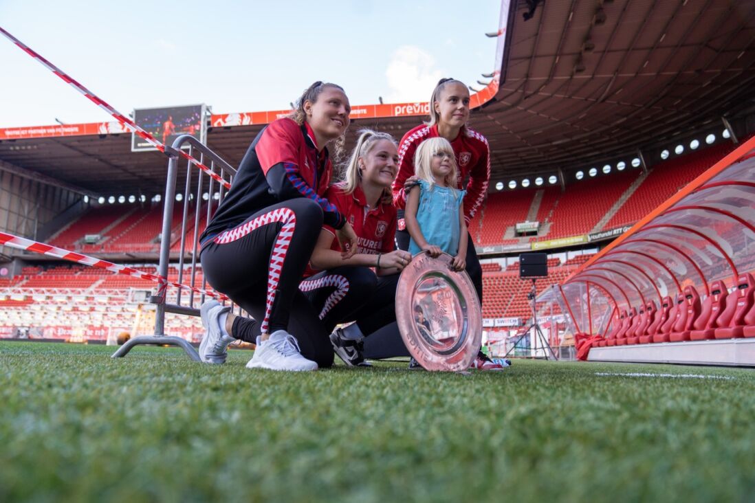 FC Twente Vrouwen met een fan