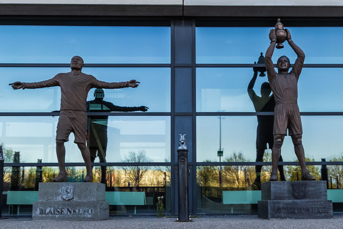 De standbeelden van Blaise Nkufo en Sander Boschker bij De Grolsch Veste