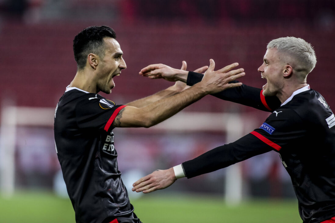 Eran Zahavi en Philipp Max vieren een treffer van PSV tegen Olympiakos