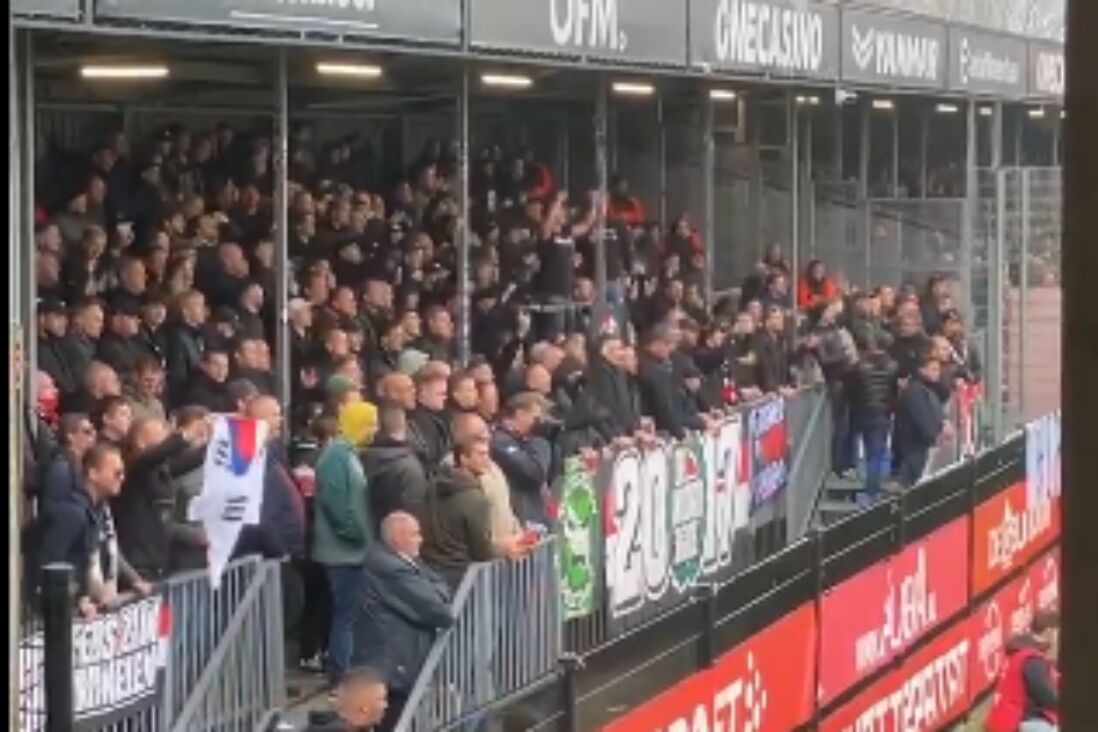 Feyenoorders zingen een lied voor Hwang In-beom