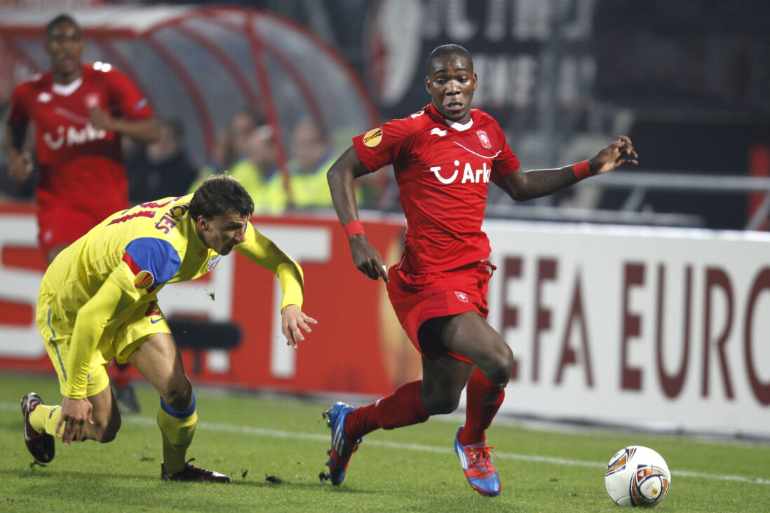 Ola John namens FC Twente tegen Steaua Boekarest
