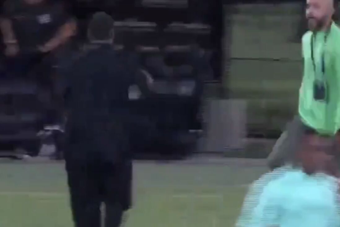 Efraín Juárez juicht provocerend