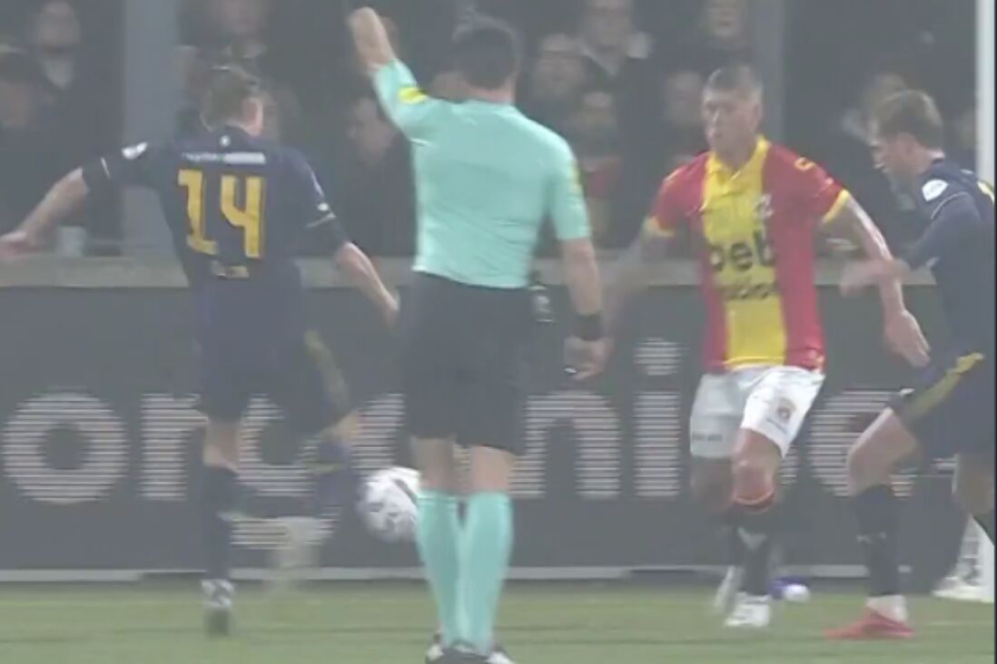 Sem Steijn scoort voor FC Twente tegen Go Ahead Eagles