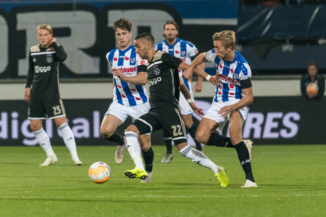 Hakim Ziyech in duel met Michel Vlap en Kik Pierie