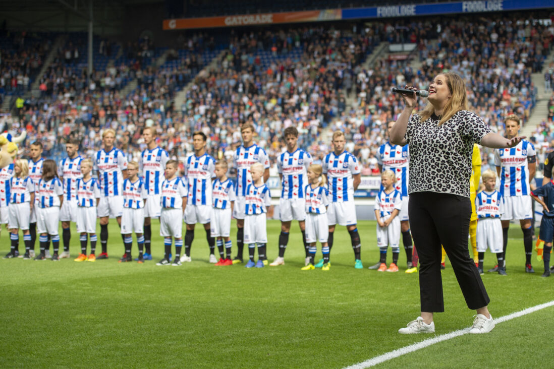 Het Fries volkslied voor een thuiswedstrijd van SC Heerenveen