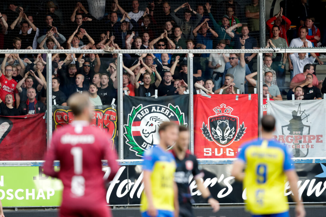 FC Twente-supporters in het uitvak bij SC Cambuur