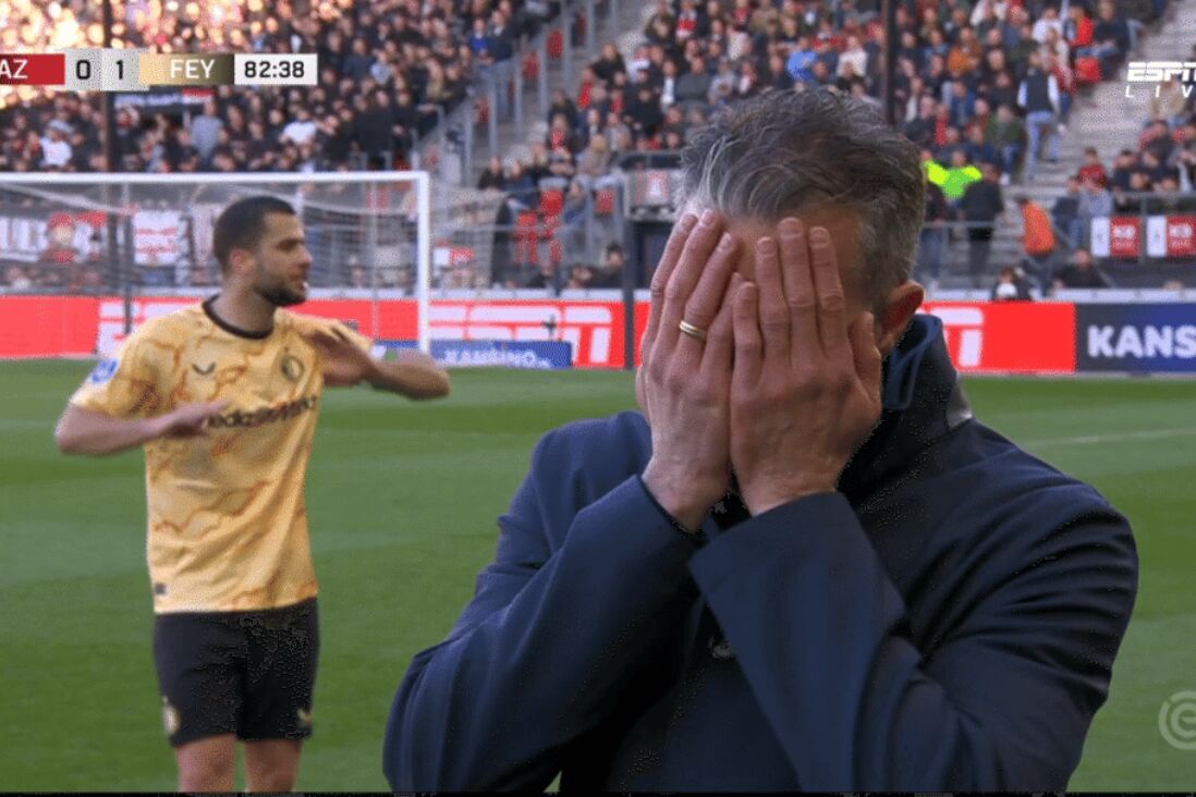 Robin van Persie slaat zijn handen voor zijn gezicht