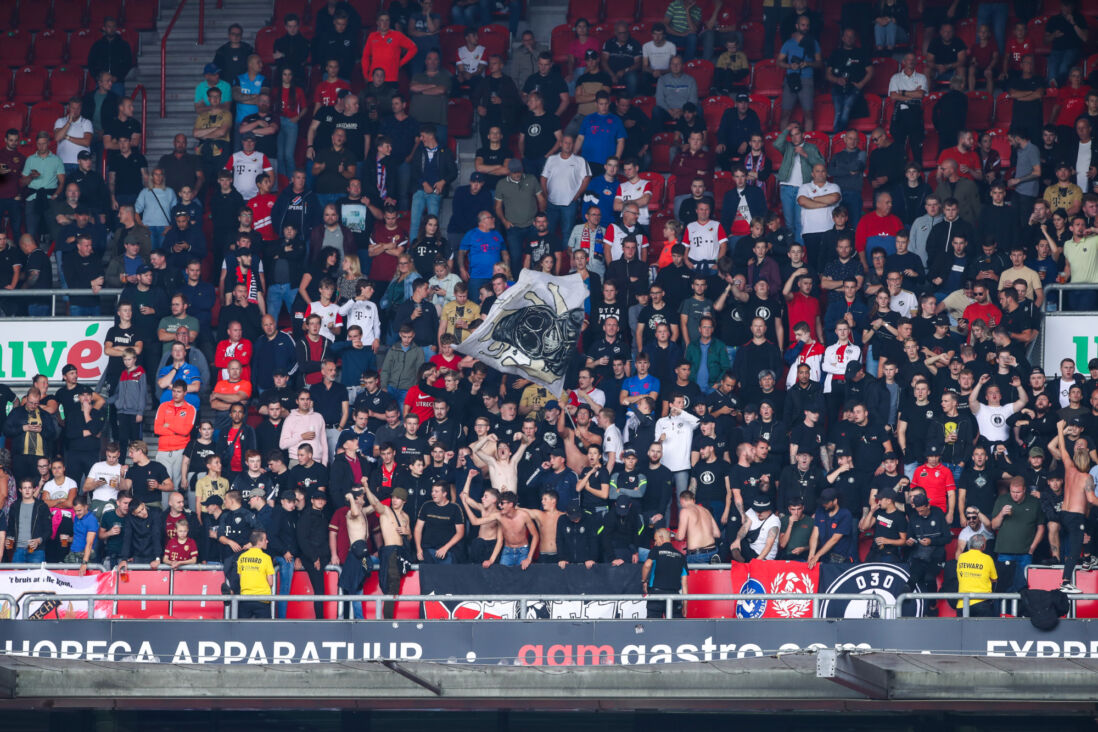 FC Utrecht-supporters bij de uitwedstrijd tegen FC Twente