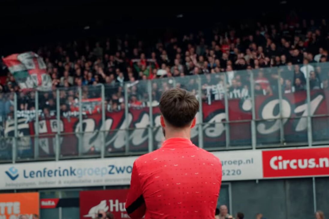 Ricky van Wolfswinkel bedankt de FC Twente-fans in Zwolle