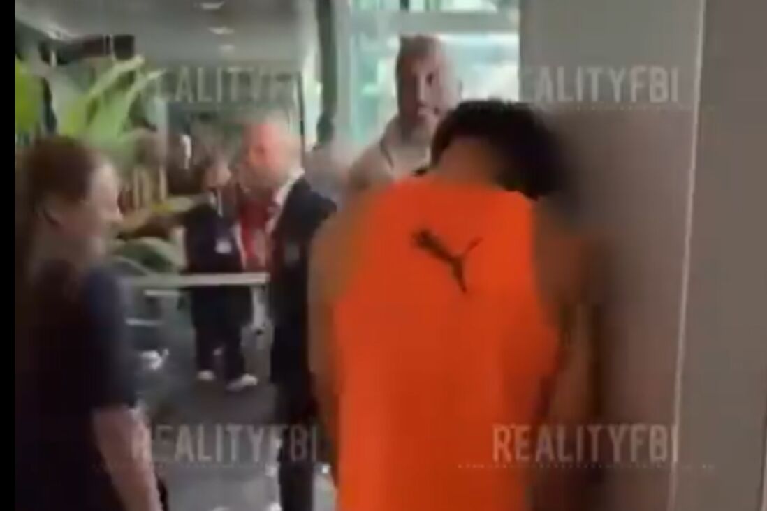 Malik Tillman loopt dronken door het stadion