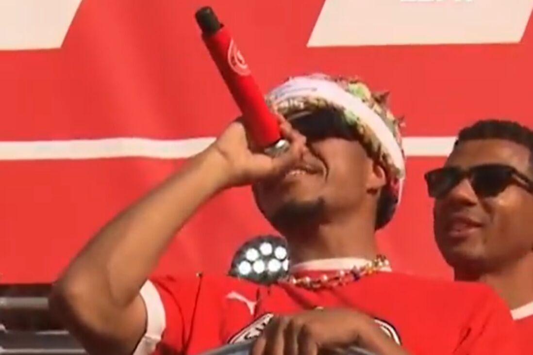 Malik Tillman met de microfoon