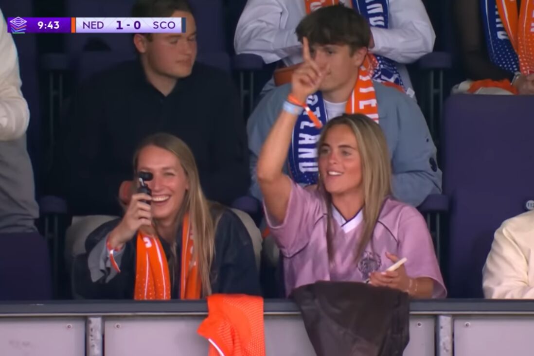 Pien Sanders juicht na de goal van Jill Roord
