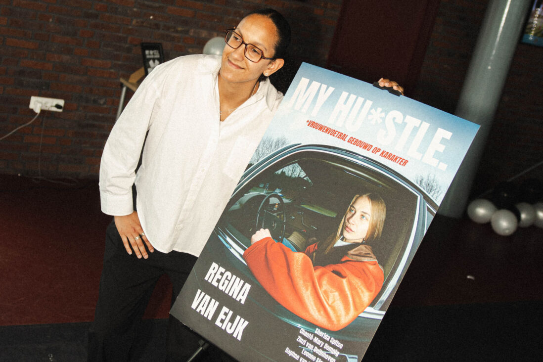 Cherine Benjmil met het allereerste vrouwenvoetbalmagazine My Hu*stle