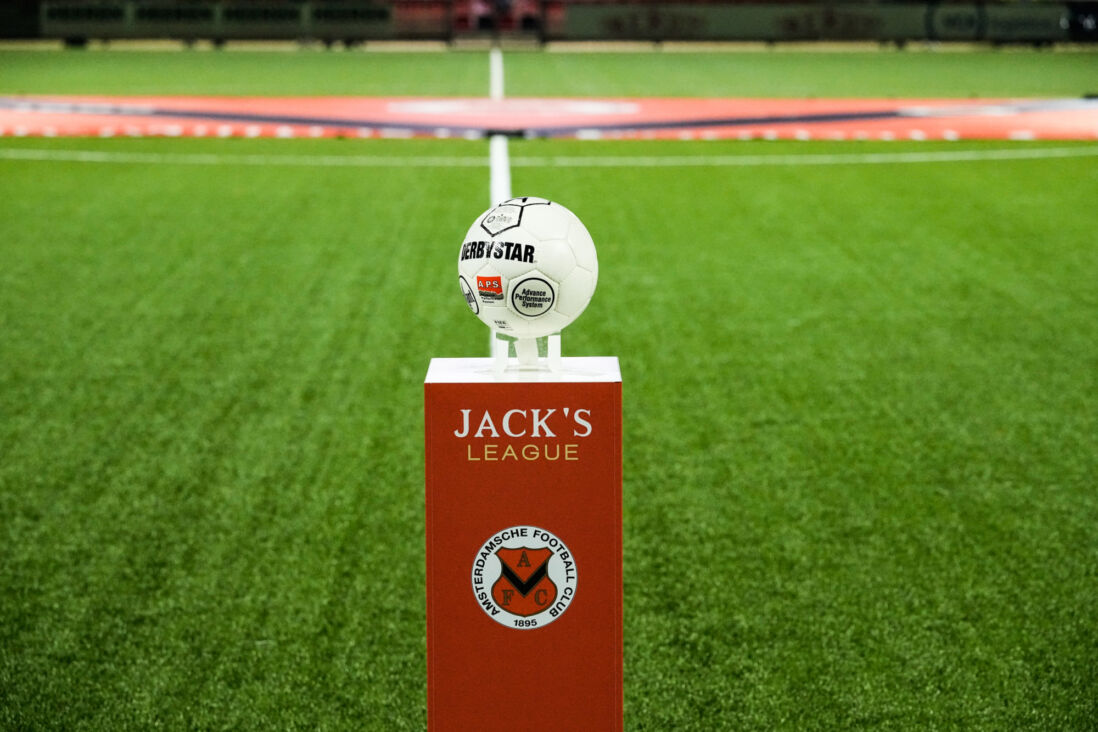 Een bal ligt klaar op het complex van AFC Amsterdam