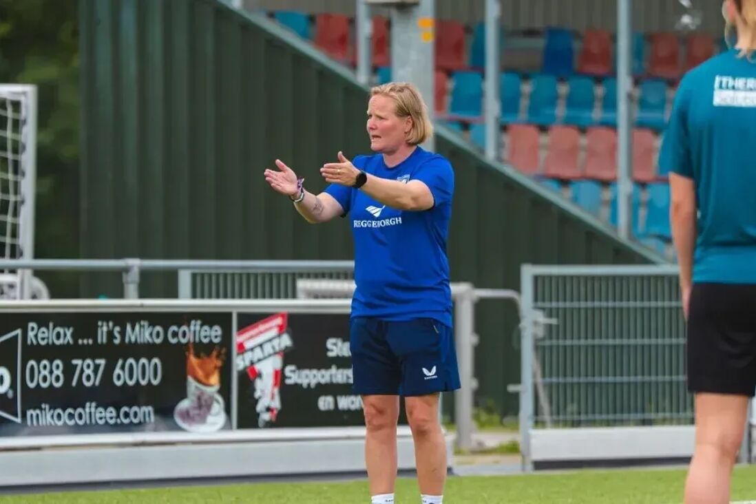 Corina Dekker op het trainingsveld van FC Twente