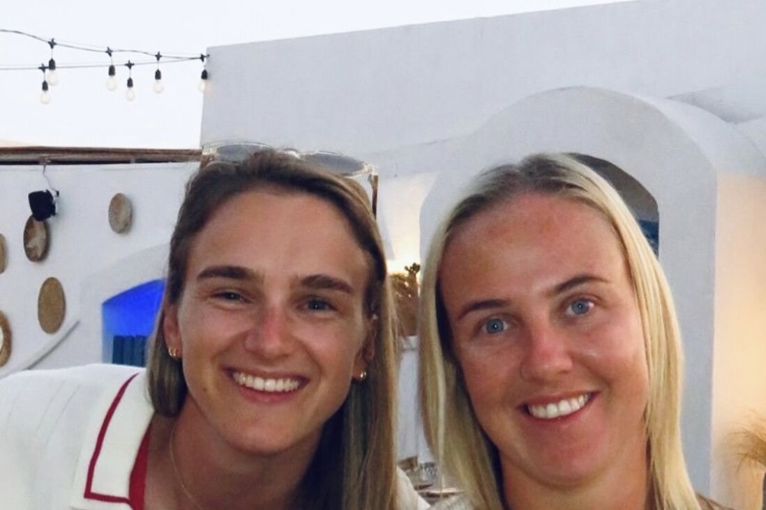 Vivianne Miedema en Beth Mead op vakantie in Griekenland