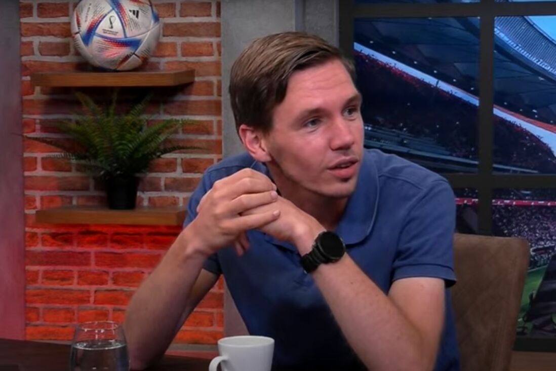 Pieter Zwart in de studio van Voetbal International