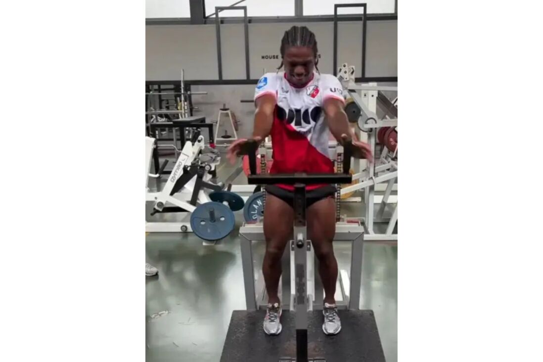 Tyrell Malacia aan het trainen in het shirt van FC Utrecht