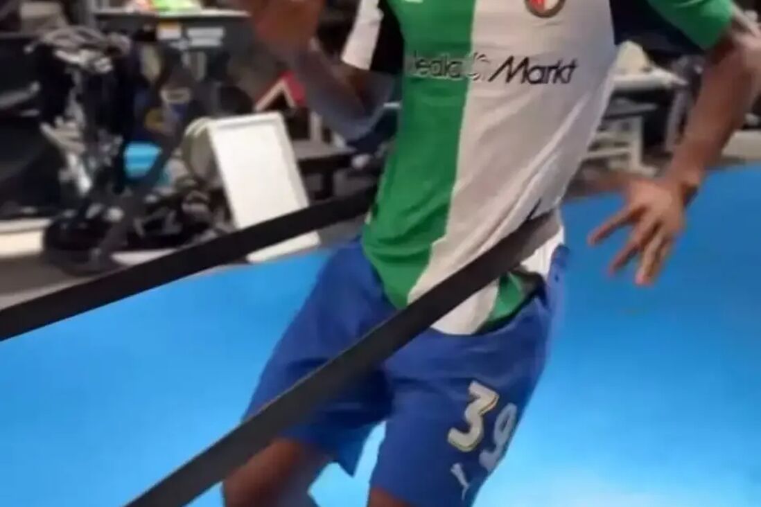 Nagalo in Feyenoord-shirt