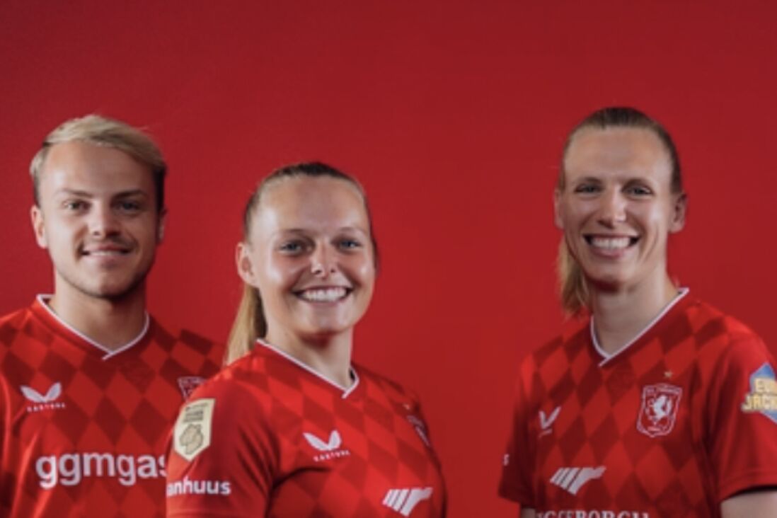 Thomas van den Belt, Jaimy Ravensbergen en Lieske Carleer in het nieuwe tenue van FC Twente