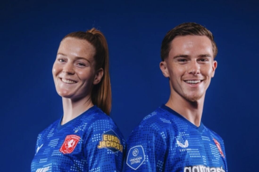 Nikée van Dijk en Daan Rots in het nieuwe uitshirt van FC Twente