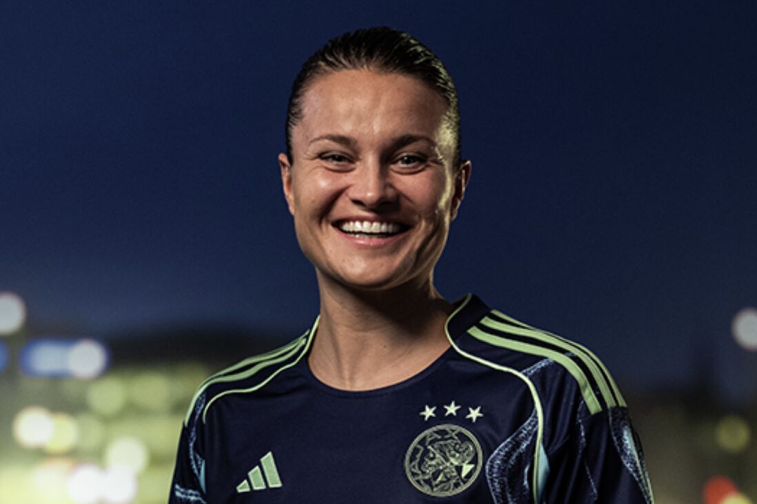 Sherida Spitse in het nieuwe uitshirt van Ajax