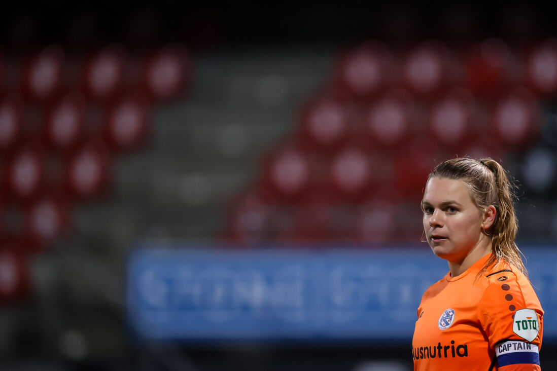 Claire Dinkla in het shirt van SC Heerenveen