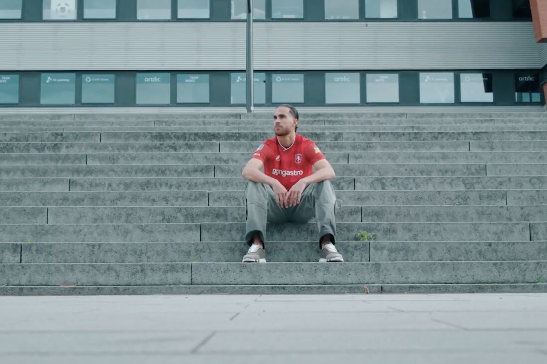 Ramiz Zerrouki op de trappen bij De Grolsch Veste