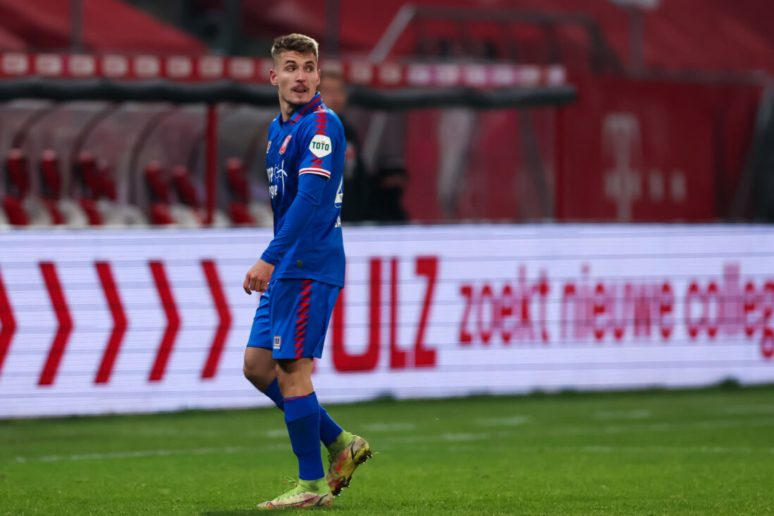 Michal Sadílek druipt af na zijn rode kaart tegen FC Utrecht