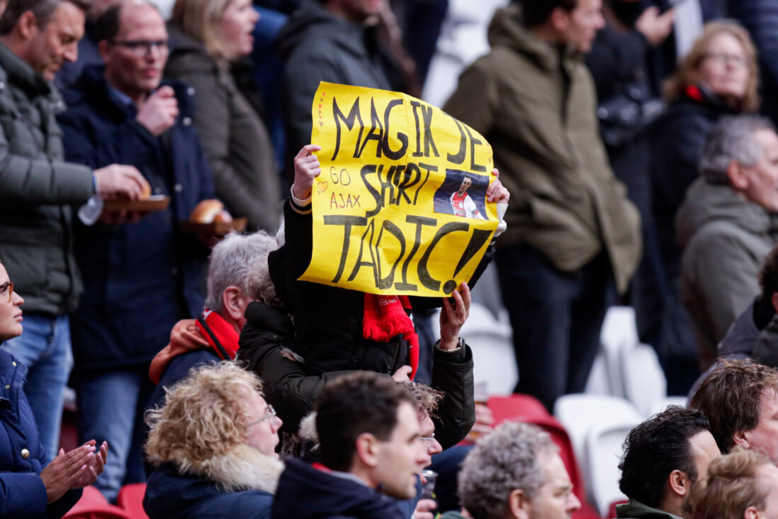 Een Ajax-fan vraagt om het shirt van Dusan Tadic