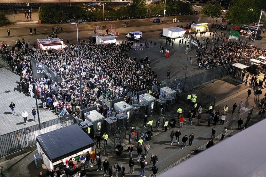 Lange rijen buiten De Kuip