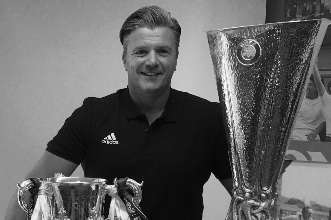 Roy Beukenkamp met zijn prijzen bij Manchester United