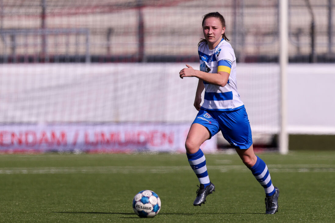 Moïsa van Koot in het shirt van PEC Zwolle