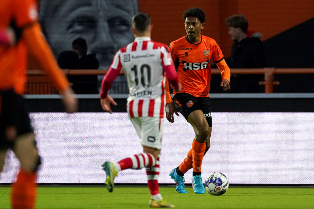 Jozhua Vertrouwd in actie voor FC Volendam