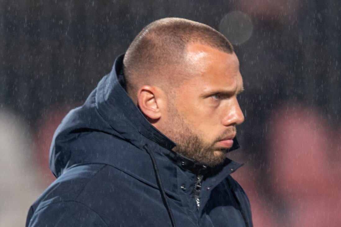 John Heitinga kijkt bedenkelijk