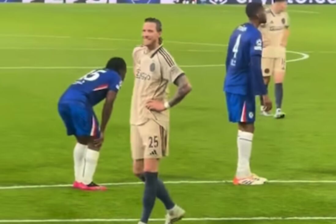 Wout Weghorst moet lachen om de Chelsea-fans