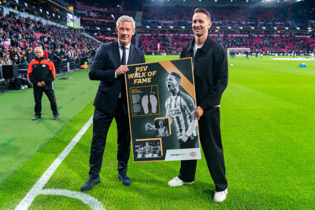 Marcel Brands en Luuk de Jong onthullen de tegel van De Jong